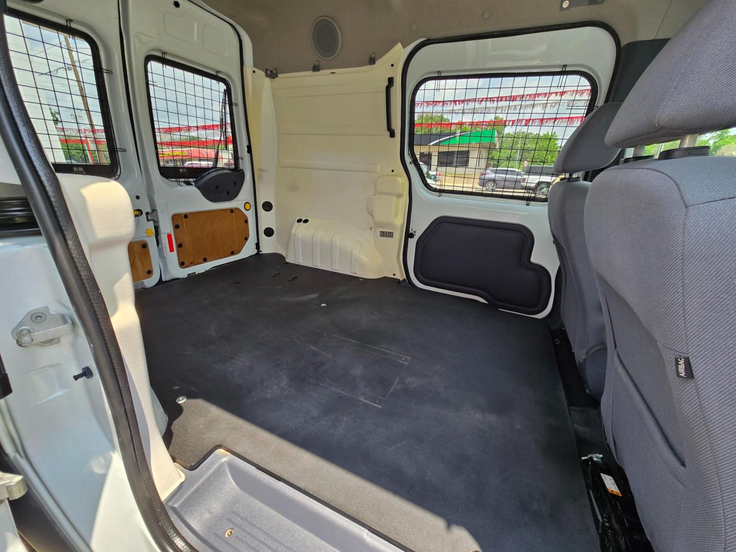 2013 WHITE /BLACK Ford Transit Connect XLT Wagon (NM0KS9BN5DT) with an 2.0L L4 DOHC 16V engine, 4-Speed Automatic transmission, located at 503 West Court, Seguin, TX, 78155, (830) 379-3373, 29.568621, -97.969803 - Photo#8